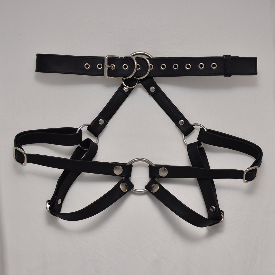 Lilly strap on in genuine leather, high waisted, black. Front, product picture. 